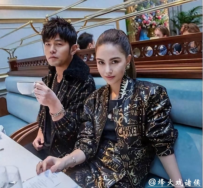 被强直性脊柱炎折磨的周杰伦,澳网状态引担忧,昆凌从导购到女老板,15岁年龄差藏不住了! 被强直性脊柱炎折磨的周杰伦,澳网状态引担忧,昆凌从导购到女老板,15岁年龄差藏不住了!